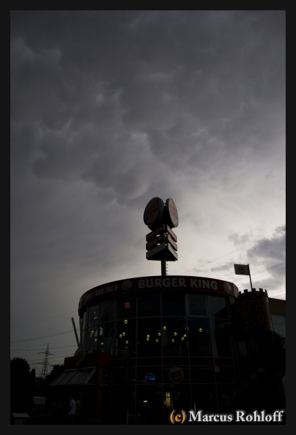 Auf diesem Bild sind Mammatuswolken zu sehen welche rückseitig einer Gewitterzelle entstanden.